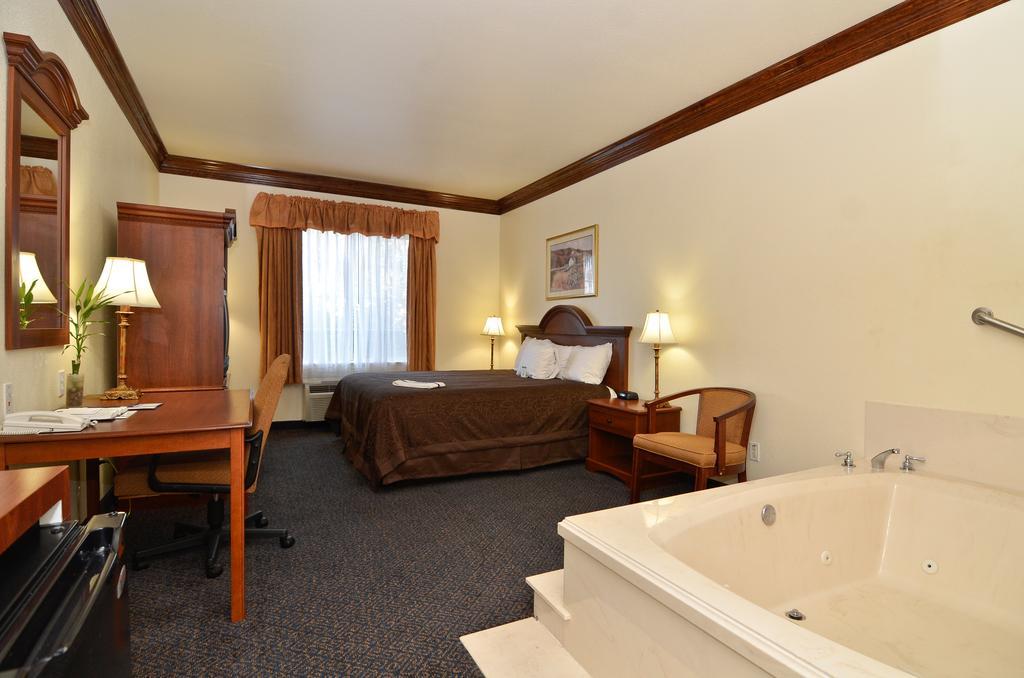 Best Western Fort Worth Inn And Suites מראה חיצוני תמונה